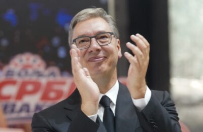“Biće kec kao kuća u nedelju, olovku u ruke i da ih pobedimo” Vučić na skupu u Hali sportova predstavio 5 tačaka napretka ako pobedi na izborima: “Plate i penzije će nastaviti da rastu” (foto, video)