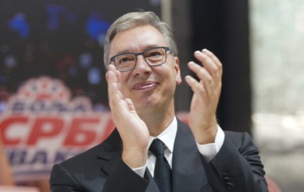 “Biće kec kao kuća u nedelju, olovku u ruke i da ih pobedimo” Vučić na skupu u Hali sportova predstavio 5 tačaka napretka ako pobedi na izborima: “Plate i penzije će nastaviti da rastu” (foto, video)