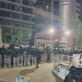 Blokiran kružni tok na Dedinju: Građani zasuli jajima zgradu TV Pink, kordon policije obezbeđuje ulaz VIDEO
