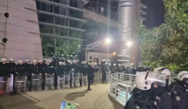 Blokiran kružni tok na Dedinju: Građani zasuli jajima zgradu TV Pink, kordon policije obezbeđuje ulaz VIDEO