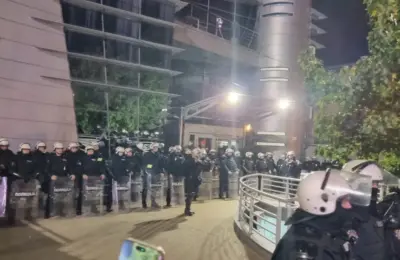 Blokiran kružni tok na Dedinju: Građani zasuli jajima zgradu TV Pink, kordon policije obezbeđuje ulaz VIDEO