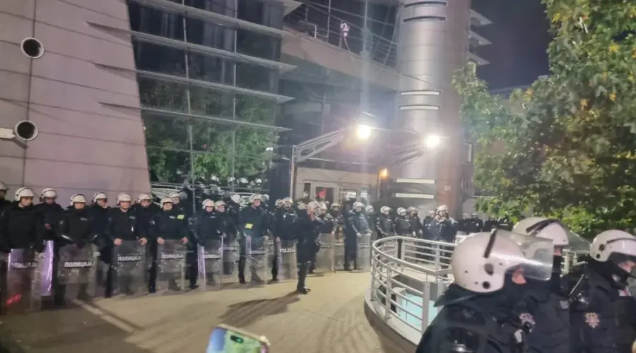 Blokiran kružni tok na Dedinju: Građani zasuli jajima zgradu TV Pink, kordon policije obezbeđuje ulaz VIDEO