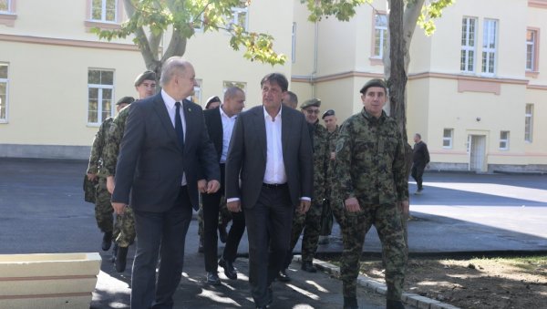 МИНИСТАР ГАШИЋ ОБИШАО РЕКОНСТРУИСАНУ КАСАРНУ У ВРАЊУ: Бринемо о младим људима који су изабрали војни позив