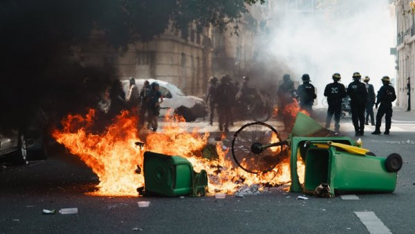 ФРАНЦУСКА НА ИВИЦИ ТОТАЛНОГ ХАОСА: Бунт средњошколаца прерастао у улични рат, пале се школе, хиљаде иза решетака