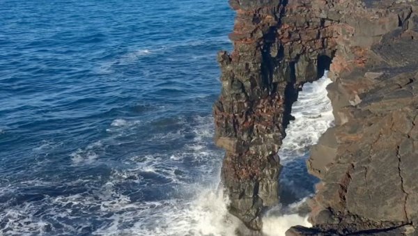 РАЂАЊЕ ИЗ ВАТРЕ, СМРТ У ВОДИ: Чувени морски лук Холеи срушио се у Океан после више од 500 година