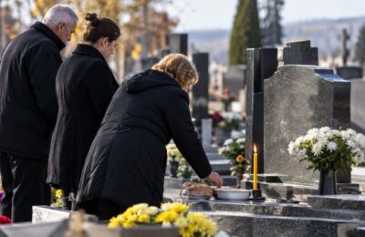 DANAS SU MIHOLJSKE ZADUŠNICE: Obilaze se grobovi najmilijih, ove tri stvari se obavezno nose na groblje!