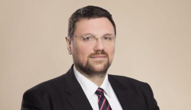 DINČIĆ, ČLAN RIK-A: Režimska opstrukcija glasanja van Srbije probudiće srpski inat u dijaspori!