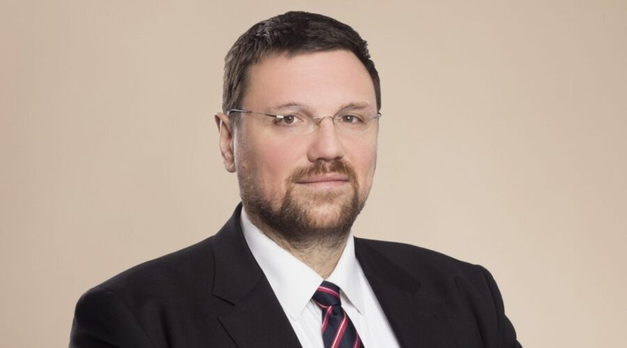 DINČIĆ, ČLAN RIK-A: Režimska opstrukcija glasanja van Srbije probudiće srpski inat u dijaspori!