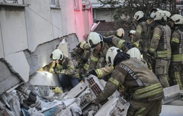 DRAMA U ISTANBULU, URUŠILA SE ZGRADA: Osmoro spaseno, među njima i deca, za još četiri osobe se traga!