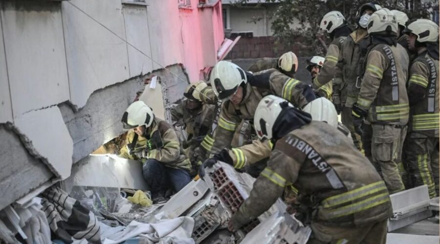 DRAMA U ISTANBULU, URUŠILA SE ZGRADA: Osmoro spaseno, među njima i deca, za još četiri osobe se traga!
