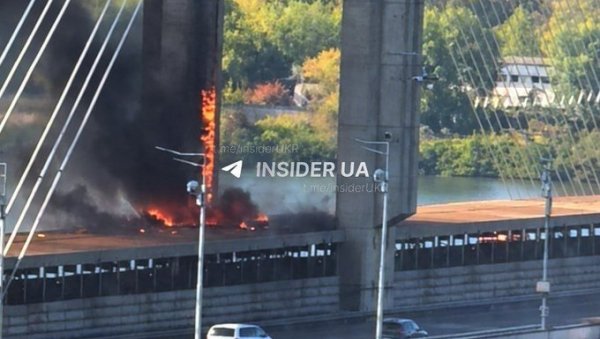 ДРОНОВИ ПОГОДИЛИ МОСТ У КИЈЕВУ: Обустављен саобраћај метроа (ВИДЕО) ДРОНОВИ ПОГОДИЛИ МОСТ У КИЈЕВУ: Обустављен саобраћај метроа (ВИДЕО)