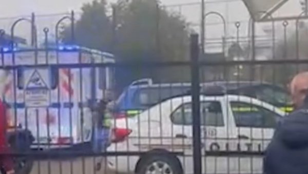 УЖАС У РУМУНИЈИ, ДЕЦА БЕЖАЛА НА СВЕ СТРАНЕ: Дечак (13) са фантомком и ножем упао у учионицу и насрнуо на наставницу и ђаке (ВИДЕО) УЖАС У РУМУНИЈИ, ДЕЦА БЕЖАЛА НА СВЕ СТРАНЕ: Дечак (13) са фантомком и ножем упао у учионицу и насрнуо на наставницу и ђаке (ВИДЕО)