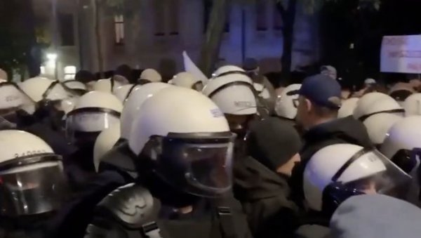 ХАОС У ПОЉСКОЈ: Демонстранти испред Уставног суда, полиција на ногама, председник се хитно вратио ХАОС У ПОЉСКОЈ: Демонстранти испред Уставног суда, полиција на ногама, председник се хитно вратио