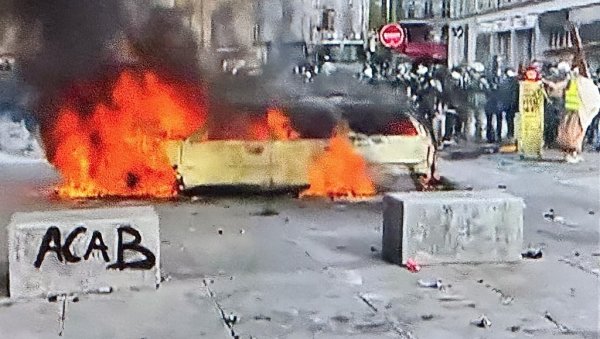 НАПАД НА МЕДИЈЕ: Демонстранти каменицама насрнули на телевизију, нереди широм Француске НАПАД НА МЕДИЈЕ: Демонстранти каменицама насрнули на телевизију, нереди широм Француске