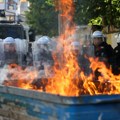 Demonstranti zapalili policajca! Opšti haos u Tirani, lete "molotovljevi kokteli", suzavac, pirotehnika...