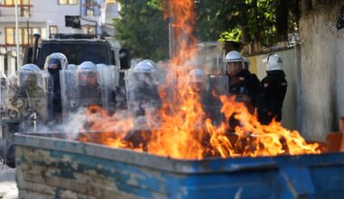Demonstranti zapalili policajca! Opšti haos u Tirani, lete “molotovljevi kokteli”, suzavac, pirotehnika…