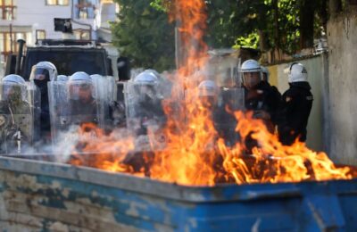 Demonstranti zapalili policajca! Opšti haos u Tirani, lete “molotovljevi kokteli”, suzavac, pirotehnika…