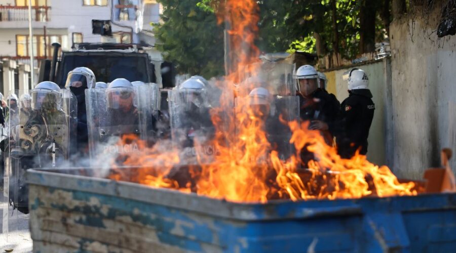 Demonstranti zapalili policajca! Opšti haos u Tirani, lete “molotovljevi kokteli”, suzavac, pirotehnika…