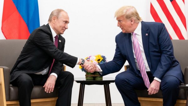 ТРАМП УКРАЈИНИ ЗАБИО ГЛОГОВ КОЛАЦ У СРЦЕ: Амерички председник наредио обуставу оружја, али и обавештајних података ТРАМП УКРАЈИНИ ЗАБИО ГЛОГОВ КОЛАЦ У СРЦЕ: Амерички председник наредио обуставу оружја, али и обавештајних података