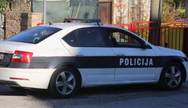 Drama kod Tuzle: Autobus pun putnika sleteo s puta – totalni kolaps na magistrali