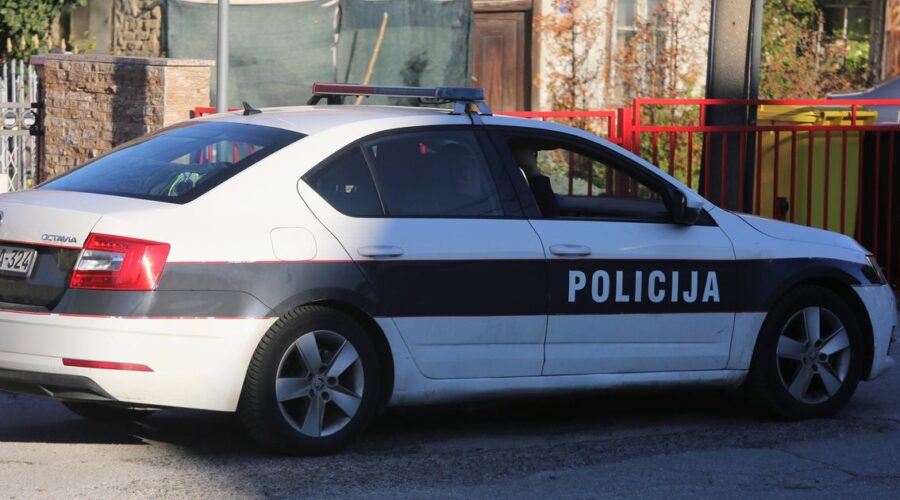 Drama kod Tuzle: Autobus pun putnika sleteo s puta – totalni kolaps na magistrali