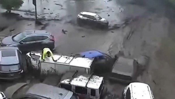 ВОЗАЧ КАМИОНА ЈЕДВА УСПЕО ДА СЕ СПАСЕ: Драматични призори разорних поплава, вода носи све пред собом (ВИДЕО)
