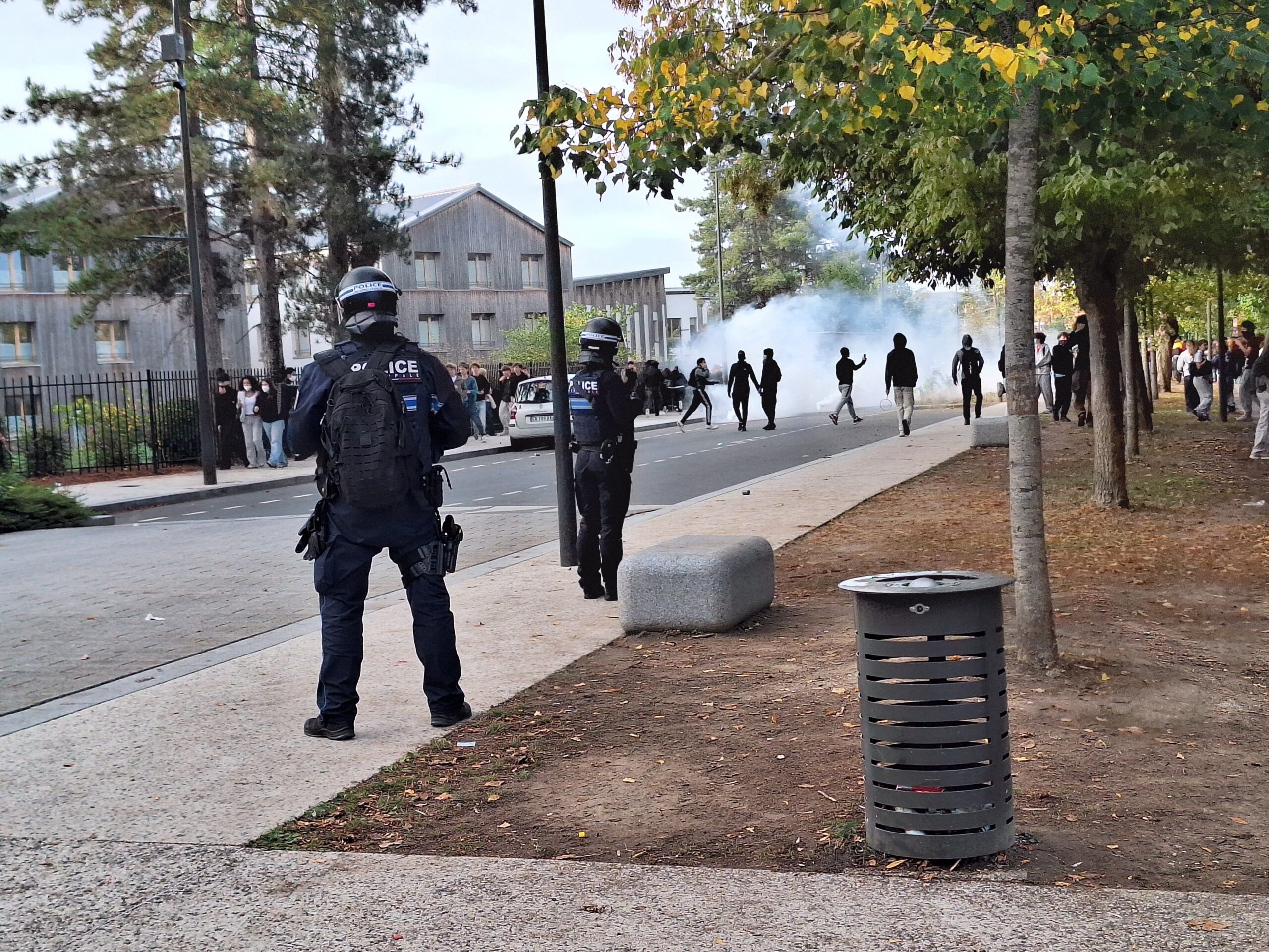 dresovi-sa-imenima-bin-ladena-i-hitlera-pred-skolama-u-francuskoj:-uhapsen-maloletnik dresovi-sa-imenima-bin-ladena-i-hitlera-pred-skolama-u-francuskoj:-uhapsen-maloletnik