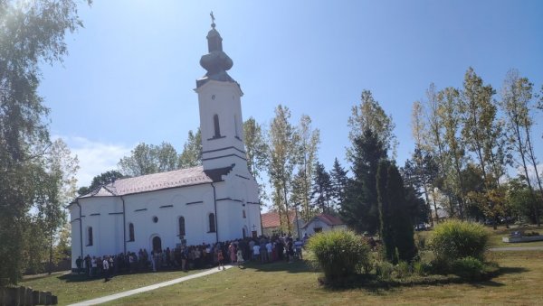 ХРАМ БОГА ЖИВОГА: Древна црква у Липници код Лознице духовно окрепљење и место саборовања многих Јадрана (ФОТО) ХРАМ БОГА ЖИВОГА: Древна црква у Липници код Лознице духовно окрепљење и место саборовања многих Јадрана (ФОТО)