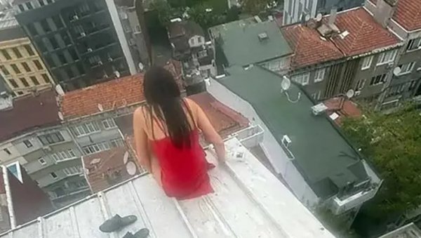 СЛИКАЊЕ ЈЕ ОДВЕЛО ПРАВО У СМРТ: Девојка (26) погинула у Истанбулу, седела на ивици крова па пропала (ФОТО)