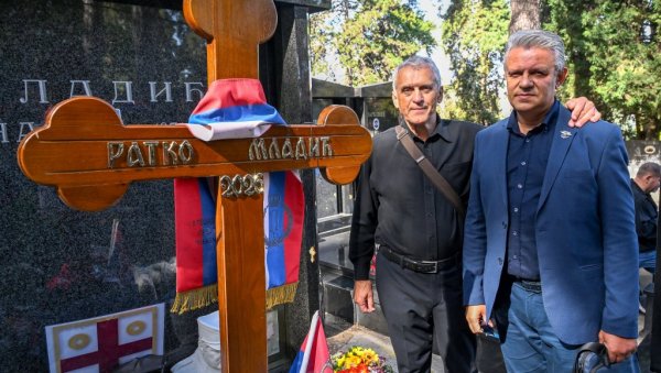 УЗ РАТКА МЛАДИЋА И КРОЗ КИШУ МЕТАКА: Душан Маран и Саша Јовановић, посада хеликоптера, која је четири године превозила генерала по ратиштима УЗ РАТКА МЛАДИЋА И КРОЗ КИШУ МЕТАКА: Душан Маран и Саша Јовановић, посада хеликоптера, која је четири године превозила генерала по ратиштима