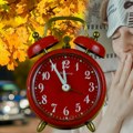 Duže spavamo: Noćas počinje zimsko računanje vremena, kazaljke se pomeraju za jedan sat unazad