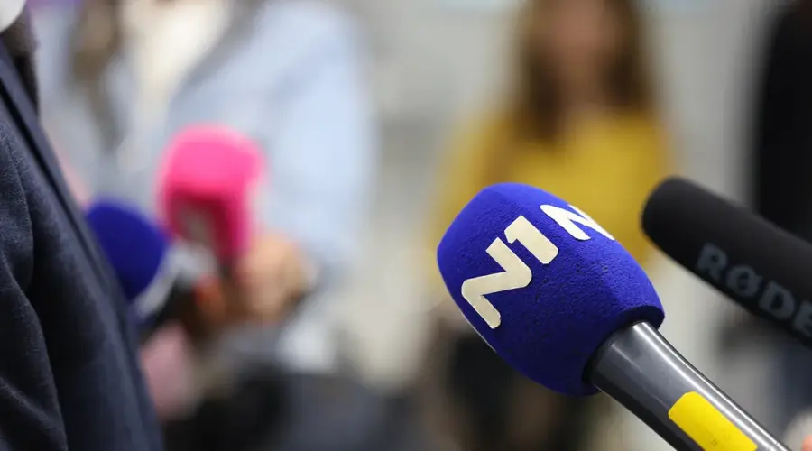 EFJ pozvao vlasti u Srbiji da omoguće novinarima nesmetan rad: “Spirala nasilja usmerena protiv nezavisnih medija”