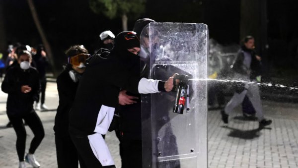 РАМА И ДАЉЕ ПОЗИВА НА ДИЈАЛОГ, ДЕМОНСТРАНТИ НЕ ЖЕЛЕ ДА ЧУЈУ: Тензије у Тирани се не смирују, нико не жели први да попусти РАМА И ДАЉЕ ПОЗИВА НА ДИЈАЛОГ, ДЕМОНСТРАНТИ НЕ ЖЕЛЕ ДА ЧУЈУ: Тензије у Тирани се не смирују, нико не жели први да попусти