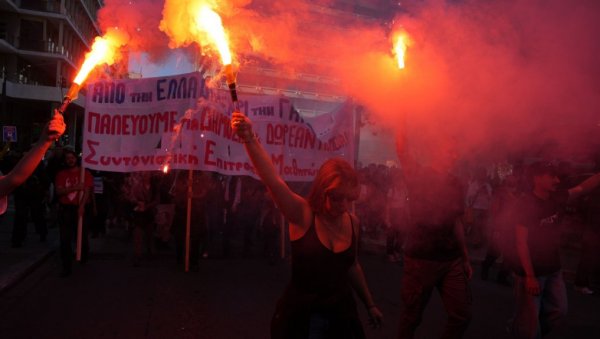 ЦРВЕНИ ТАЛАС ЗАПЉУСНУО ЕГЕЈ: Европски социјални бунт се прелио на Грчку, комунисти извели хиљаде људи на улице Атине! ЦРВЕНИ ТАЛАС ЗАПЉУСНУО ЕГЕЈ: Европски социјални бунт се прелио на Грчку, комунисти извели хиљаде људи на улице Атине!