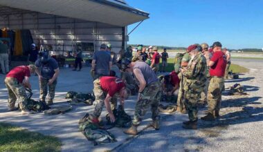 FLORIDA: Srpski vladika upoznaje Amerikance sa tajnama srpskog padobranstva!