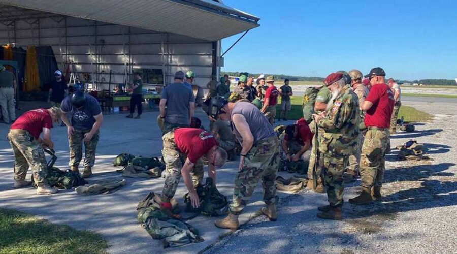 FLORIDA: Srpski vladika upoznaje Amerikance sa tajnama srpskog padobranstva!