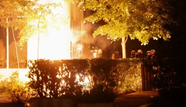 (FOTO) Demonstracije u Tirani osmi dan zaredom: Bačeni Molotovljevi kokteli na zgradu Vlade Albanije