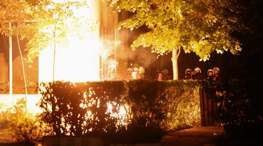 (FOTO) Demonstracije u Tirani osmi dan zaredom: Bačeni Molotovljevi kokteli na zgradu Vlade Albanije