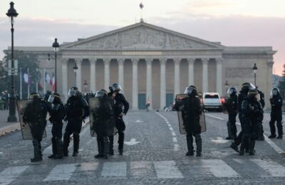 FRANCUSKA NA NOGAMA ZBOG NOVIH PROTESTA: 70.000 pripadnika snaga bezbednosti na ulicama, zatvoreni i veliki muzeji!