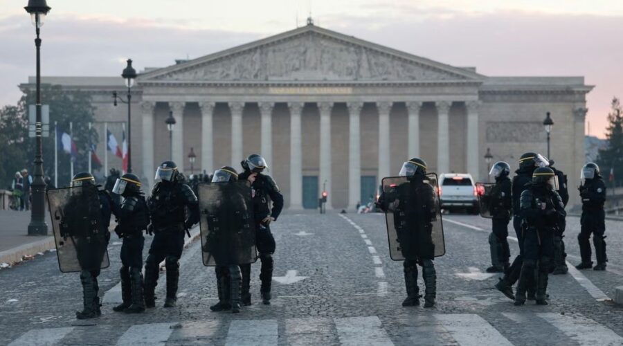 FRANCUSKA NA NOGAMA ZBOG NOVIH PROTESTA: 70.000 pripadnika snaga bezbednosti na ulicama, zatvoreni i veliki muzeji!
