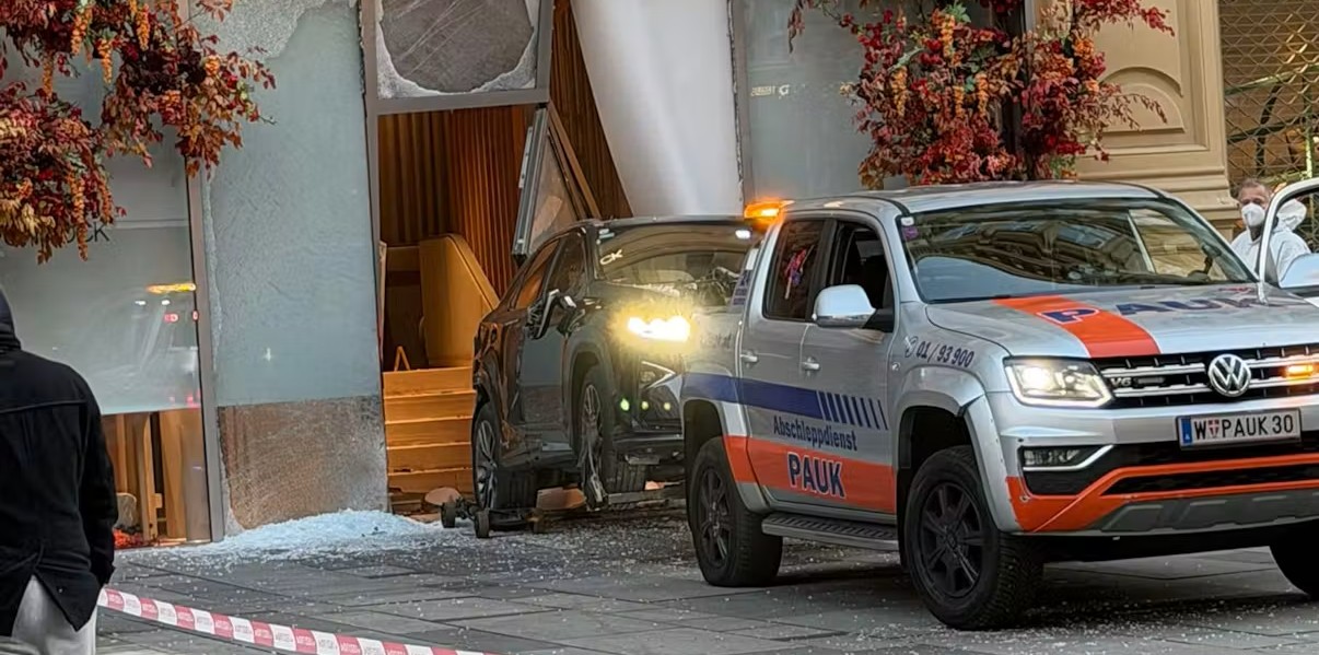 filmska-pljacka-u-centru-beca:-automobilom-upali-u-luksuznu-juvelirnicu filmska-pljacka-u-centru-beca:-automobilom-upali-u-luksuznu-juvelirnicu