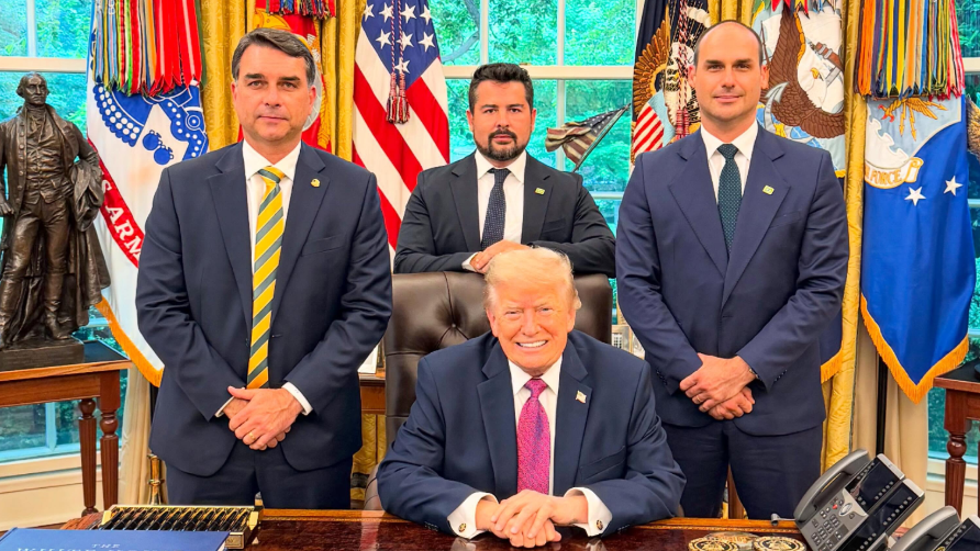 Flavio Bolsonaro (levo) i njegov brat Eduardo Bolsonaro (desno) sastali su se sa predsednikom Trampom u Beloj kući u maju.