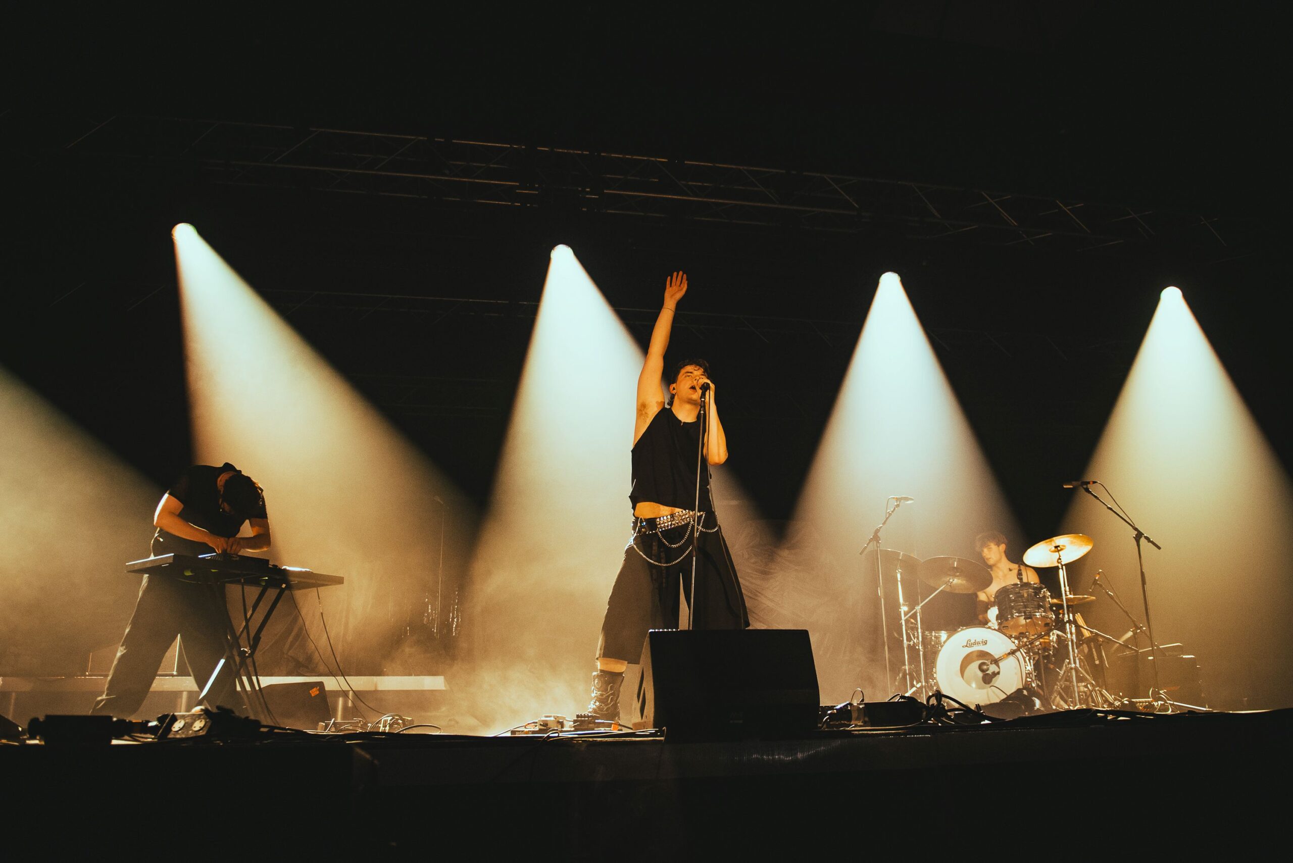 fontaines-dc-nastupili-u-rasprodatom-hangarilu:-ili-fontaines-dc.-nastupili-u-rasprodatom-hangaru:-prvi-veliki-koncert-jednog-svetskog-rok-benda-nakon-istorijskih-izbora fontaines-dc-nastupili-u-rasprodatom-hangarilu:-ili-fontaines-dc.-nastupili-u-rasprodatom-hangaru:-prvi-veliki-koncert-jednog-svetskog-rok-benda-nakon-istorijskih-izbora