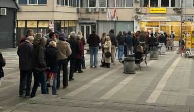 (Foto) Gužve na biračkim mestima širom Srbije Redovi od ranog jutra i pre otvaranja birališta: Pogledajte slike iz Beograda, Novog Sada, sa Kosova i Metohije