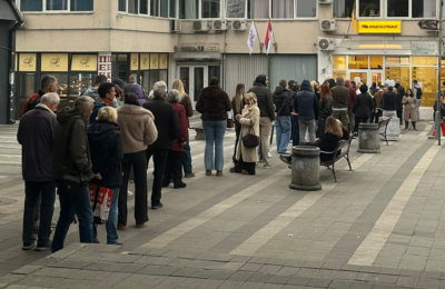 (Foto) Gužve na biračkim mestima širom Srbije Redovi od ranog jutra i pre otvaranja birališta: Pogledajte slike iz Beograda, Novog Sada, sa Kosova i Metohije