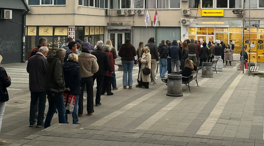 (Foto) Gužve na biračkim mestima širom Srbije Redovi od ranog jutra i pre otvaranja birališta: Pogledajte slike iz Beograda, Novog Sada, sa Kosova i Metohije