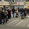(Foto) Gužve na biračkim mestima širom Srbije Redovi od ranog jutra i pre otvaranja birališta: Pogledajte slike iz Beograda…