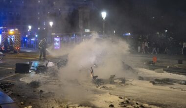 (Foto) Haos i divljanje na ulicama i u ovom evropskom gradu! Demonstranti palili i pljačkali lokale: Preko 100 uhapšenih, ljudi zarobljeni u robnoj kući