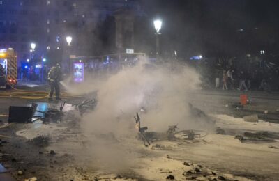 (Foto) Haos i divljanje na ulicama i u ovom evropskom gradu! Demonstranti palili i pljačkali lokale: Preko 100 uhapšenih, ljudi zarobljeni u robnoj kući