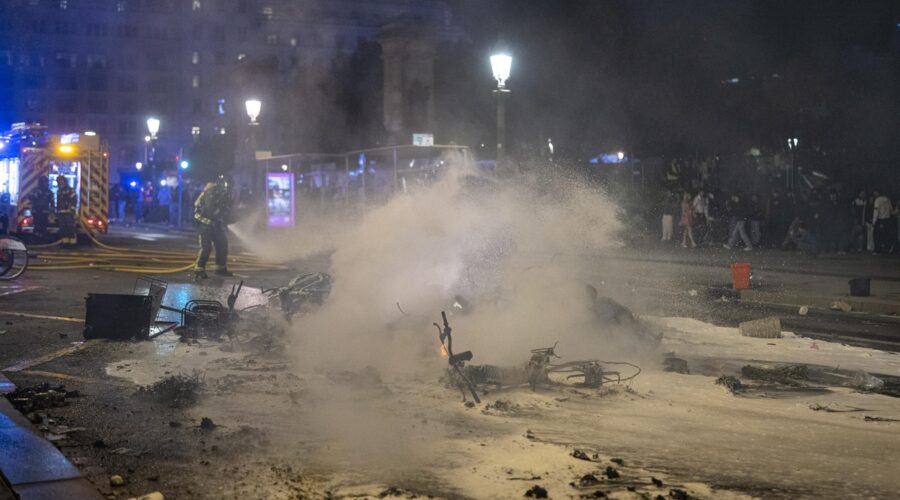 (Foto) Haos i divljanje na ulicama i u ovom evropskom gradu! Demonstranti palili i pljačkali lokale: Preko 100 uhapšenih, ljudi zarobljeni u robnoj kući